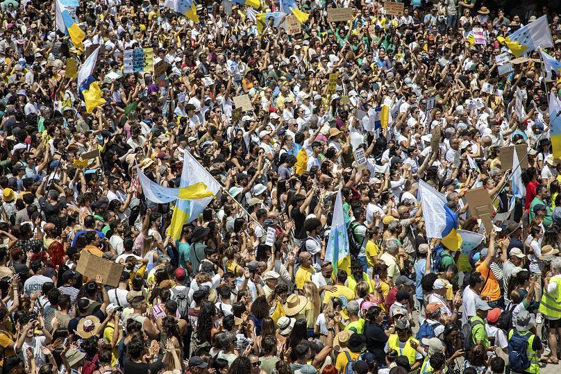 Des manifestants lors d'une manifestation de masse contre le surtourisme à Las Palmas de Gran Canaria, le 20 avril 2024