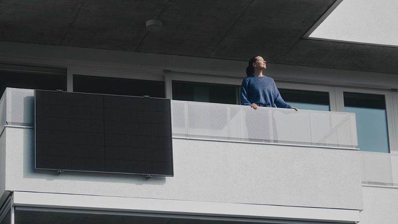 Les habitants des immeubles d'habitation participent au boom de l'énergie solaire, depuis leurs balcons.