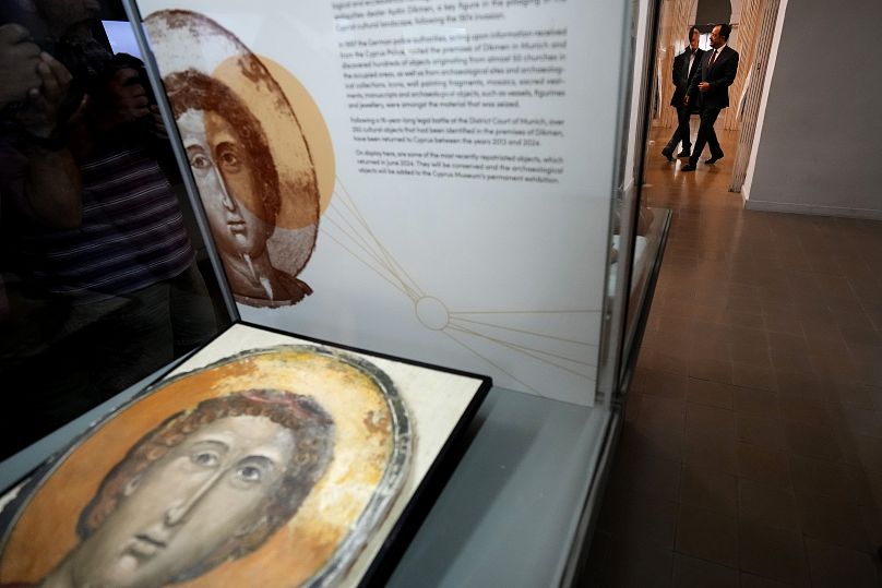 Une icône chrétienne orthodoxe est vue au musée archéologique après son retour d'Allemagne, dans la capitale Nicosie, à Chypre, le 22 juillet 2024.