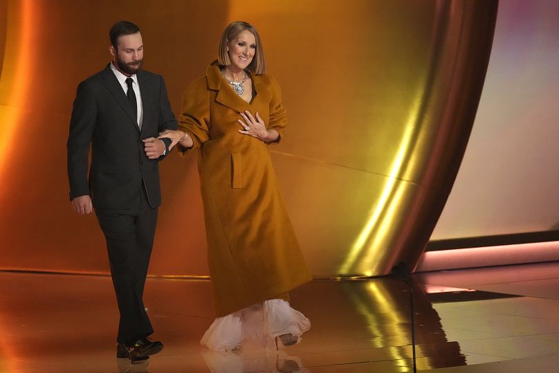 Céline Dion remet le prix de l'album de l'année lors de la 66e cérémonie annuelle des Grammy Awards, le 4 février 2024, à Los Angeles