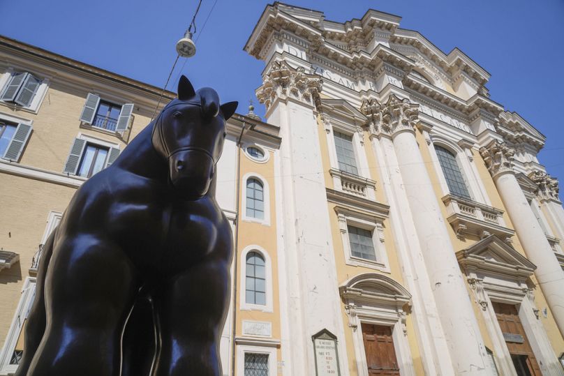 Fernando Botero "Cheval avec bride" La sculpture se trouve devant la basilique Saints Ambroise et Charles sur la Via del Corso à Rome