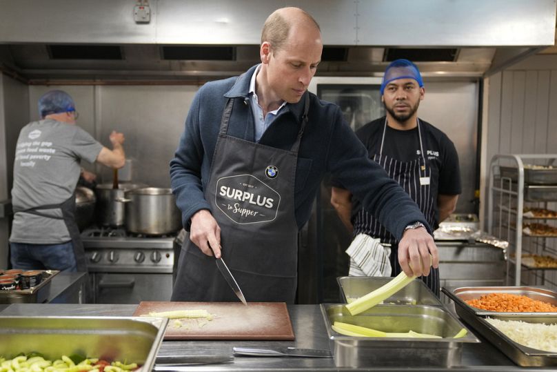 Le prince William de Grande-Bretagne coupe du céleri alors qu'il aide à préparer une sauce bolognaise lors d'une visite à Surplus to Supper, à Sunbury-on-Thames, Surrey, Angleterre, le jeudi 18 avril 2024