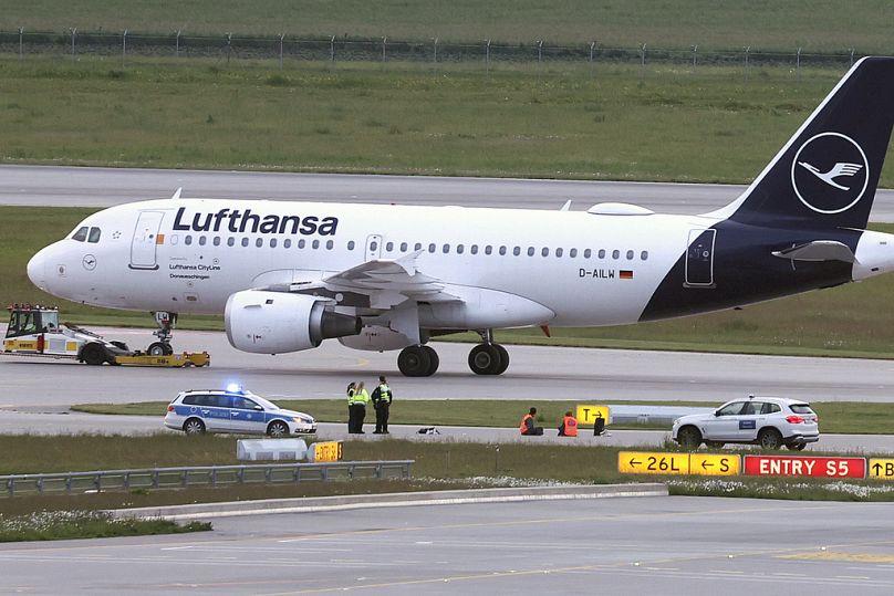 Des militants pour le climat sont allongés sur une route d'accès aux pistes de l'aéroport de Munich, en Allemagne, le 18 mai 2024.