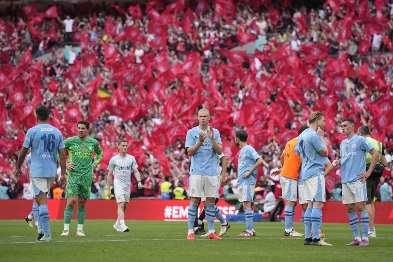 Erling Haaland, de Manchester City, au centre, applaudit les fans à la fin de la finale de la FA Cup anglaise entre Manchester City et West Ham United, le 19 mai 2024. 