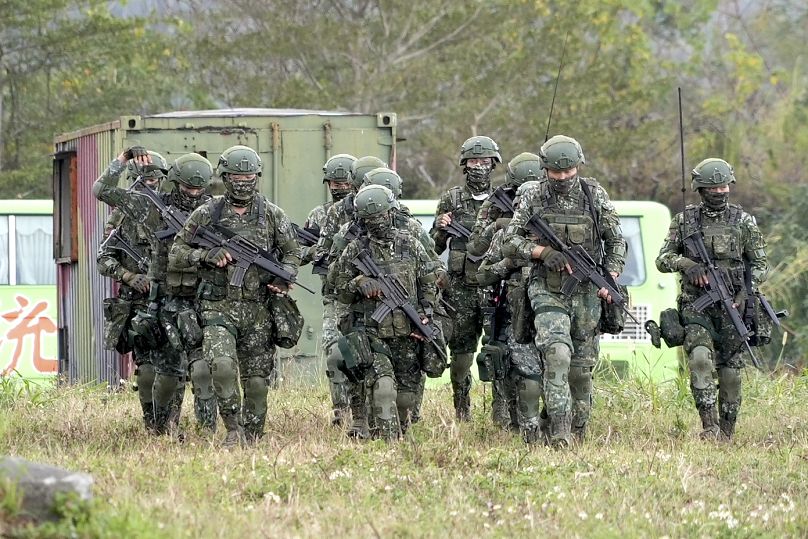 Des soldats taïwanais participent à des exercices à la base de commandement de la défense de l'armée à Taitung, dans le sud de Taïwan, le mercredi 31 janvier 2024.