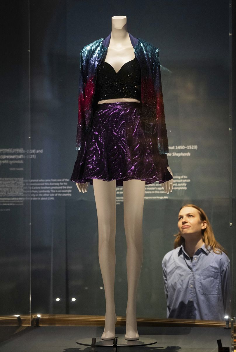 Une tenue portée par Taylor Swift lors de la tournée de 1989 exposée à l'exposition « Taylor Swift Songbook Trail Exhibition » dans la galerie Raphael du Victoria & Albert Museum