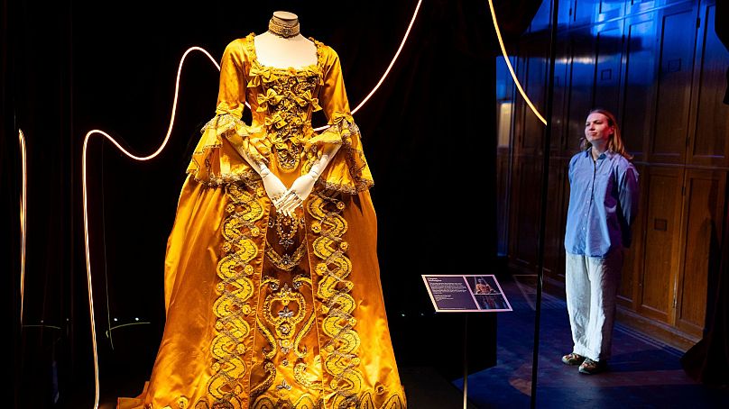 Un costume et un collier portés par Taylor Swift dans le clip de Bejeweled exposés à l'exposition « Taylor Swift Songbook Trail Exhibition »