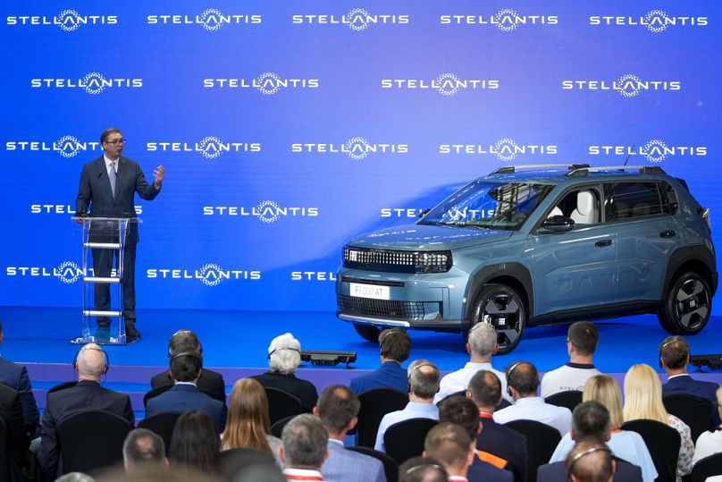 Le président serbe Aleksandar Vucic s'exprime lors de la cérémonie d'inauguration d'une nouvelle usine d'assemblage pour Fiat Grande Panda dans l'usine Stellantis à Kragujevac, le 22 juillet 2024