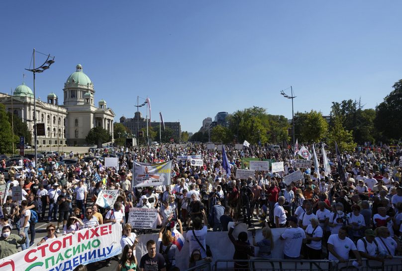 Des gens participent à une manifestation contre la pollution et l'exploitation d'une mine de lithium dans l'ouest du pays, à Belgrade, en Serbie, le 11 septembre 2021.