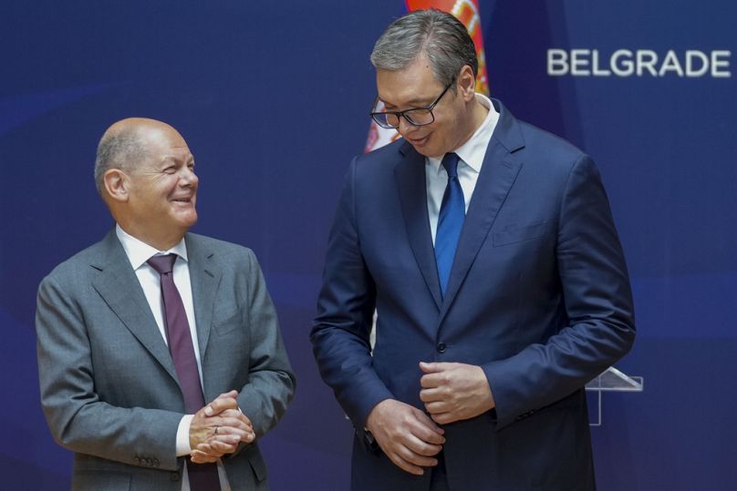 Le chancelier allemand Olaf Scholz, à gauche, et le président serbe Aleksandar Vucic partent après une conférence de presse au Palais de Serbie à Belgrade, en Serbie, le vendredi 19 juillet 2024.