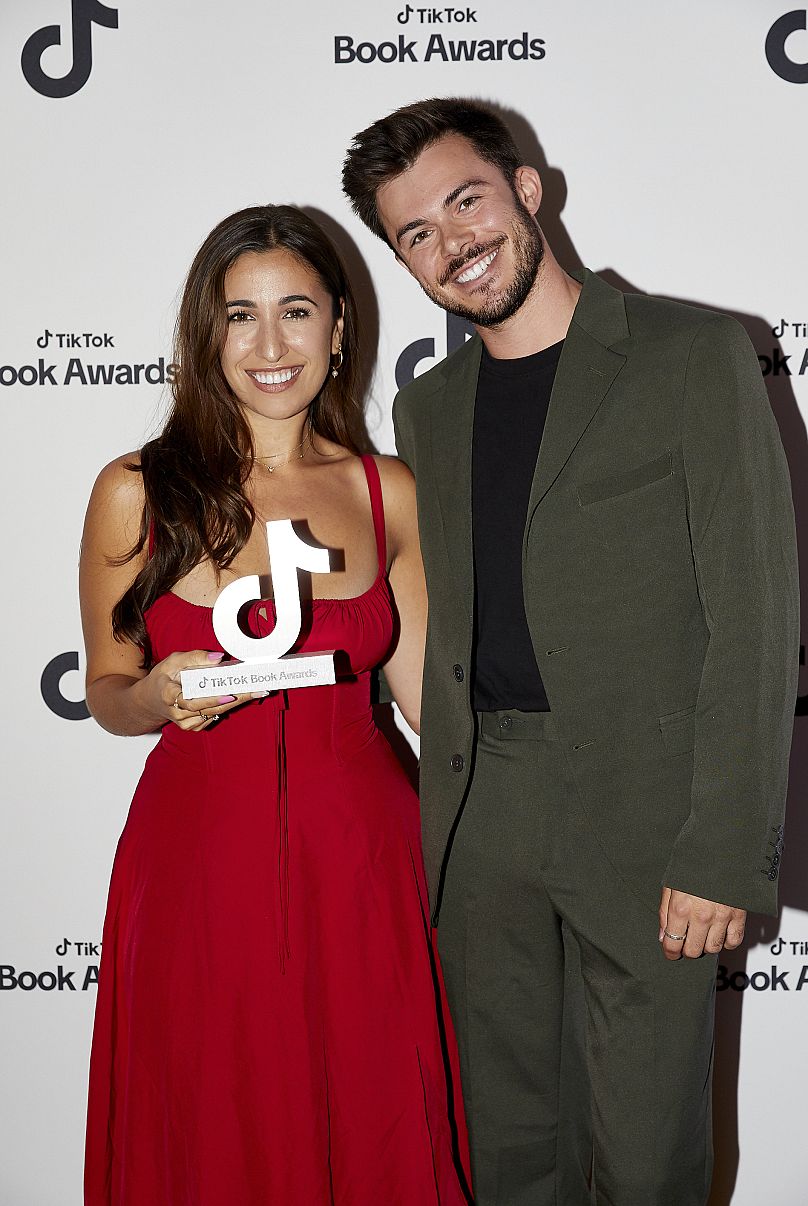 Freya Blyth et Jack Edwards, qui ont présenté le prix de la librairie indépendante de l'année