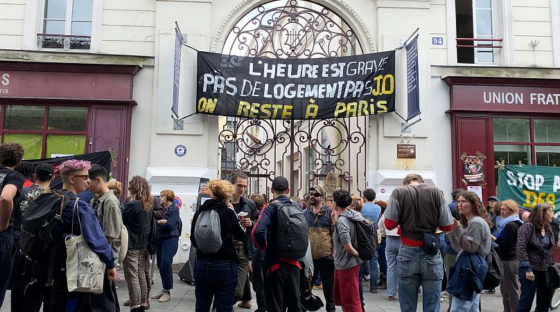 Rassemblement devant la Maison des Métallos, un centre culturel occupé par des jeunes migrants depuis 3 mois. Ils ont été expulsés pour laisser la place aux 