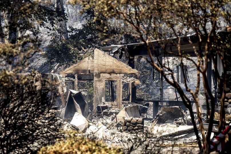 Des murs se dressent dans une résidence détruite par l'incendie du parc sur Sycamore Valley Rd. près de Chico.