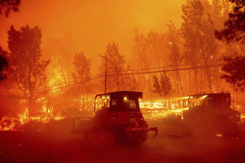 Une colline brûle alors que l'incendie de Park ravage la communauté de Cohasset dans le comté de Butte.