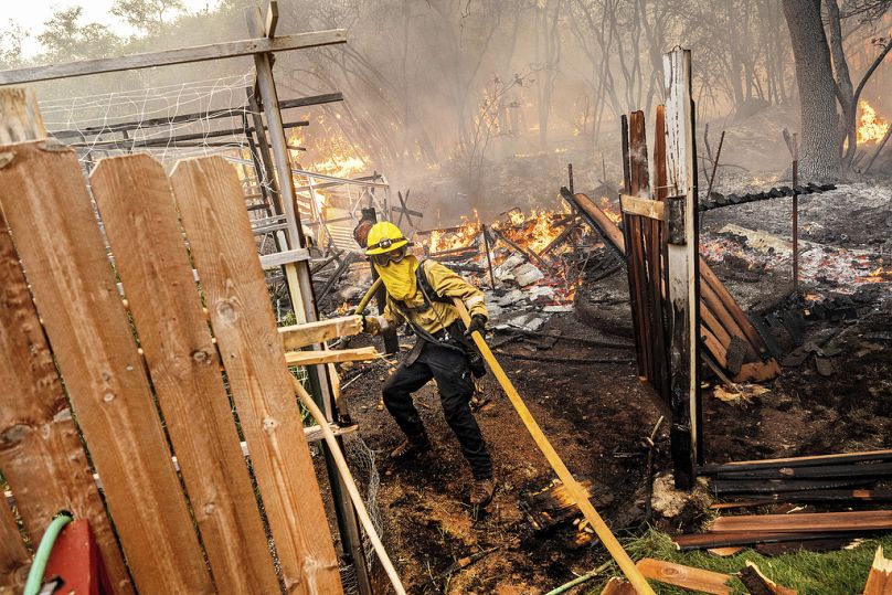 Le pompier Christian Moorhouse combat l'incendie du parc qui ravage la communauté de Cohasset dans le comté de Butte.