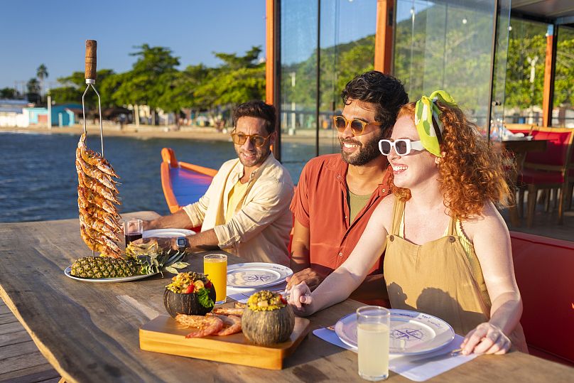 Des amis dégustant des fruits de mer à Florianópolis