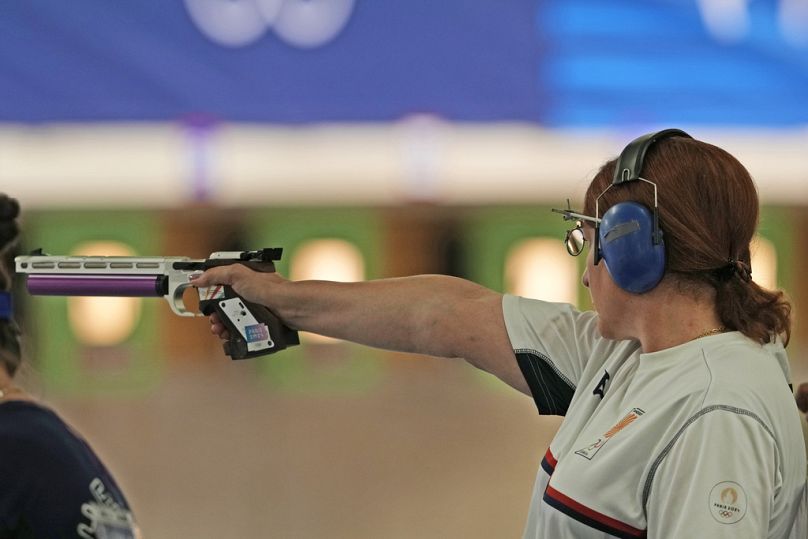 La Géorgienne Nino Salukvadze participe à l'épreuve de qualification féminine du pistolet à air comprimé à 10 m aux Jeux olympiques d'été de 2024, samedi,