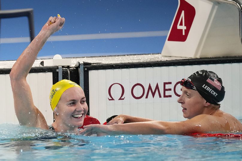 L'Australienne Ariarne Titmus, à gauche, célèbre sa victoire en finale du 400 mètres nage libre féminin alors que Katie Ledecky, des États-Unis, réagit aux Jeux olympiques d'été de 2024. 