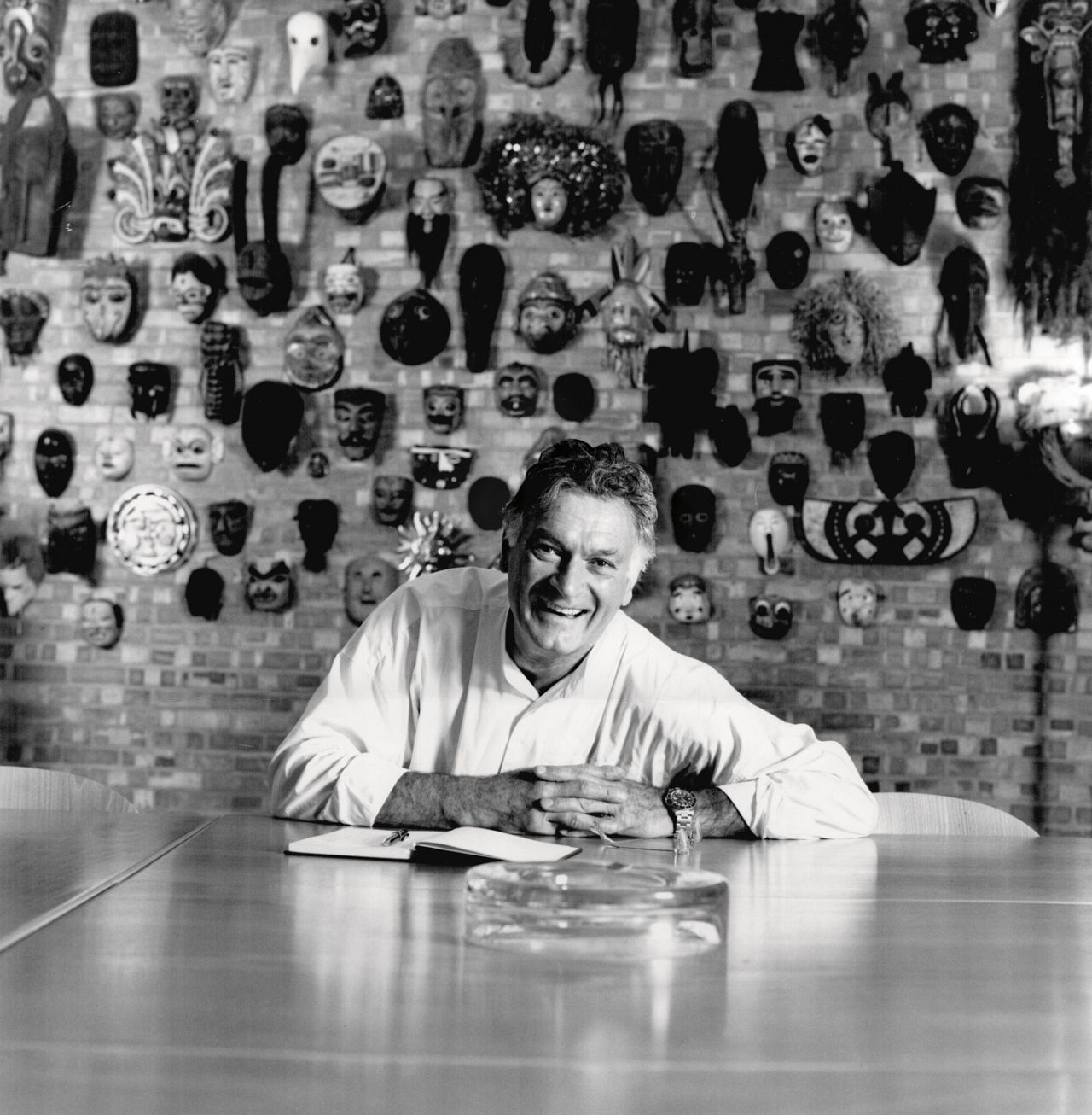 Kenneth Grange à la table de réunion dans les studios Pentagram à Needham Road, Notting Hill, fin des années 1980