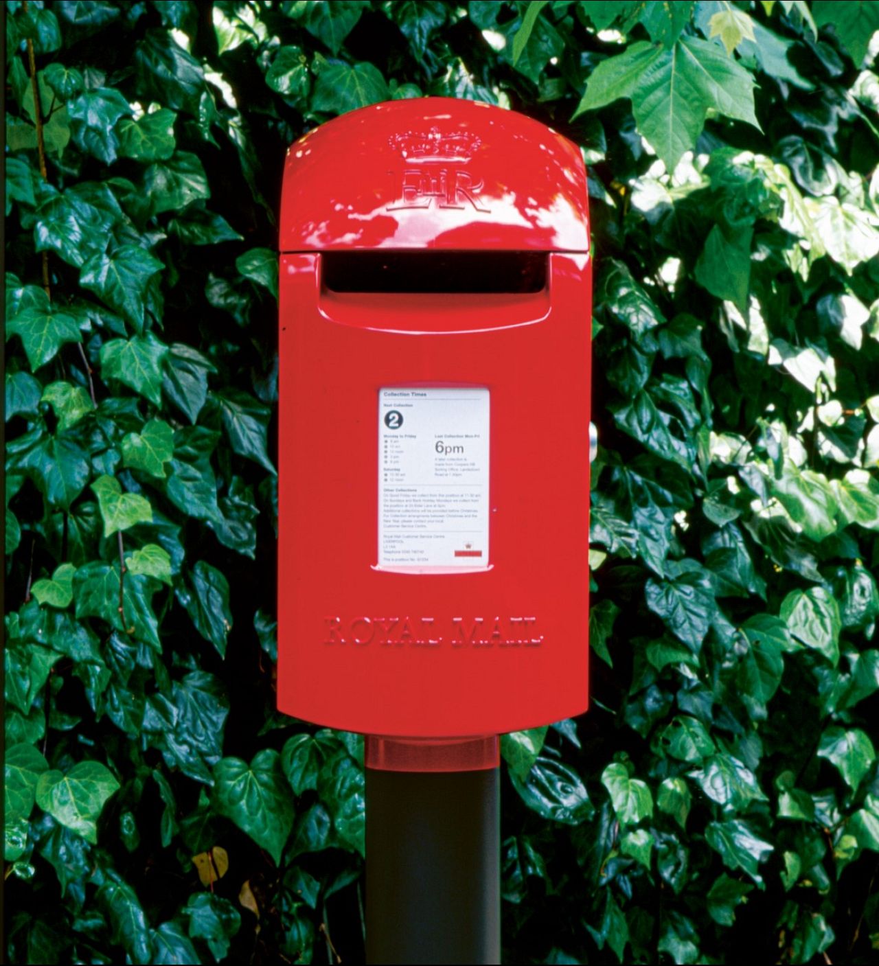 La boîte aux lettres rurale brillante, vue in situ sur une allée verdoyante, a été nommée Bantam pour sa ressemblance avec le réservoir de carburant de la moto classique rouge GPO Bantam