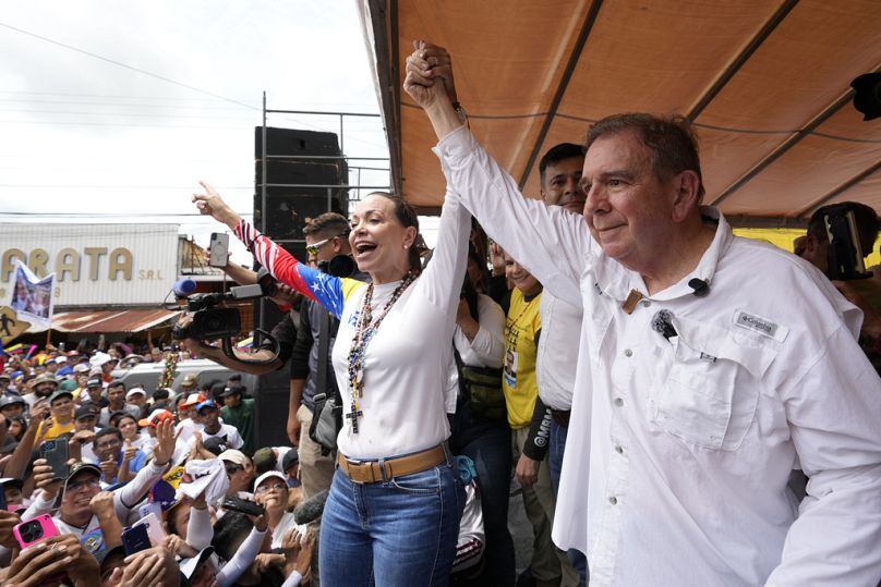 Le candidat à la présidence Edmundo Gonzalez et la chef de l'opposition Maria Corina Machado saluent leurs partisans lors d'un rassemblement de campagne à Barinas, au Venezuela, le 6 juillet 2024.