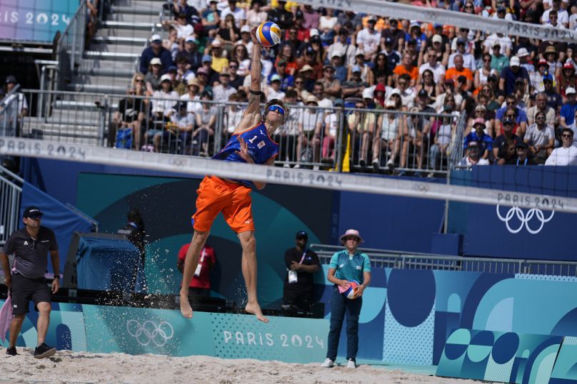 Le Néerlandais Steven van de Velde sert lors d'un match de beach-volley contre l'Italie aux Jeux olympiques d'été de 2024, le dimanche 28 juillet 2024, à Paris, en France