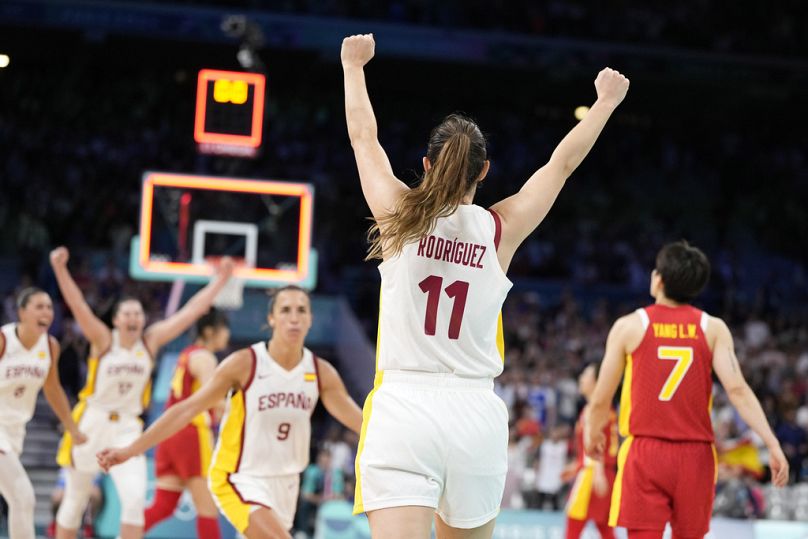 Leonor Rodriguez, (11) d'Espagne, célèbre avec ses coéquipières après que l'Espagne a battu la Chine lors d'un match de basket-ball féminin aux Jeux olympiques d'été de 2024, dimanche 28 juillet 2024