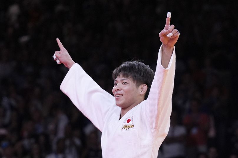 Le Japonais Hifumi Abe célèbre sa victoire contre le Brésilien Willian Lima lors de la finale masculine des -66 kg de la compétition de judo par équipes à l'Arena du Champ-de-Mars à Paris