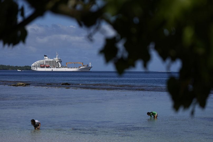 Le navire de croisière Aranui 5 se trouve au large de la côte avant la compétition de surf des Jeux olympiques d'été de 2024, le vendredi 26 juillet 2024, près de Teahupo'o, Tahiti