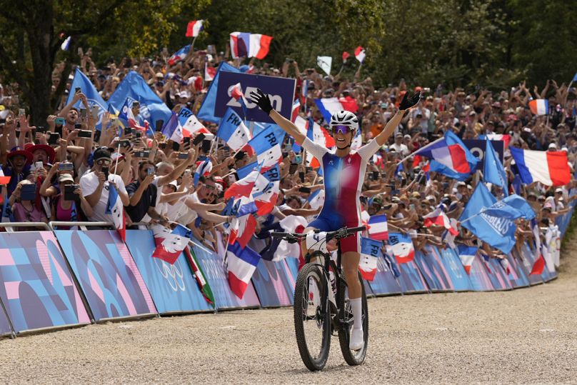 Pauline Ferrand Prevot, de France, célèbre sa victoire dans l'épreuve féminine de cyclisme sur route, aux Jeux olympiques d'été de 2024, le dimanche 28 juillet 2024, à Élancourt, en France