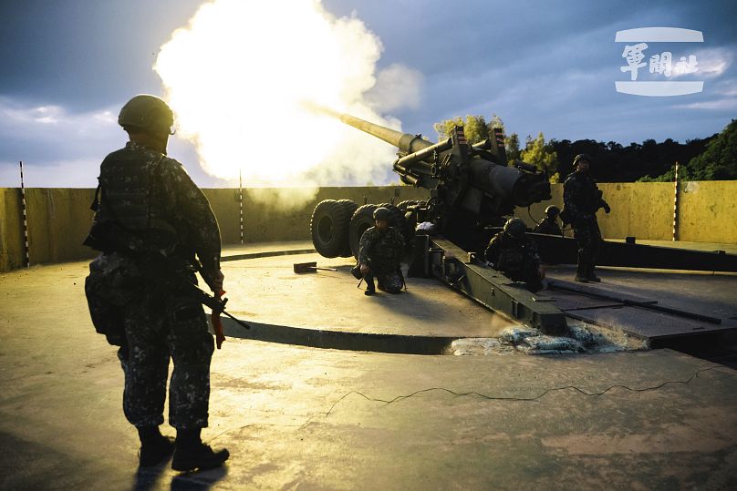 Des soldats lancent un canon de 155 mm lors des exercices militaires annuels de Han Kuang dans le comté de Mazu, le 24 juillet 2024