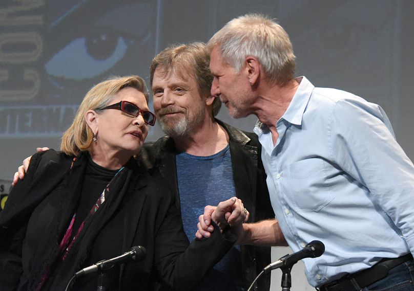 Carrie Fisher, de gauche à droite, Mark Hamill et Harrison Ford assistent à la cérémonie de remise des prix de Lucasfilm "Star Wars : Le Réveil de la Force" le 18 décembre 2015.