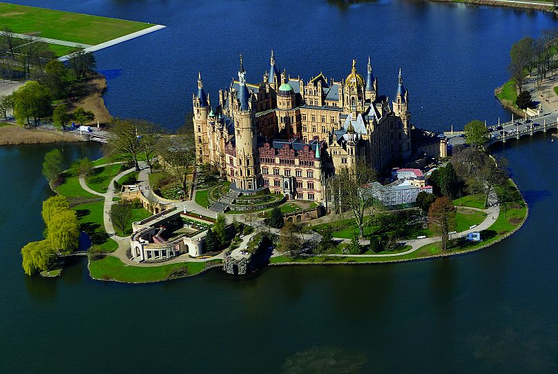 Le château se trouve sur une île du lac de Schwerin. Le jardin qui se trouve sur l'île s'appelle le jardin du château.