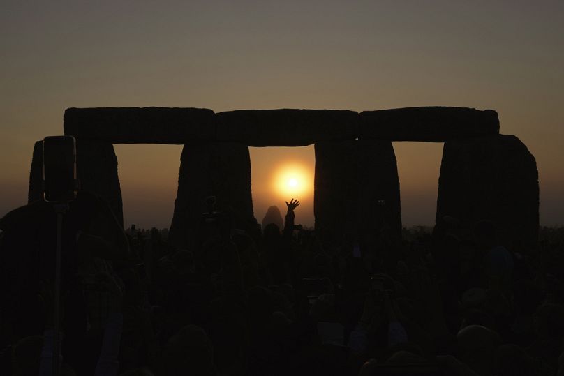 Les fêtards se rassemblent dans l'ancien cercle de pierres de Stonehenge pour célébrer le solstice d'été, le jour le plus long de l'année, près de Salisbury, en Angleterre