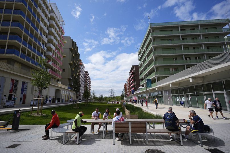 Les athlètes et les membres de l'équipe se détendent à l'intérieur du village olympique aux Jeux olympiques d'été de 2024.