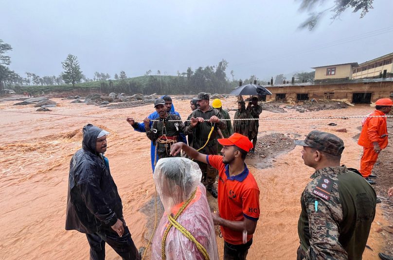 Des soldats de l'armée indienne participent à des opérations de sauvetage dans le village touché par un glissement de terrain à Wayanad, dans le sud du Kerala, en Inde, le mardi 30 juillet 2024.