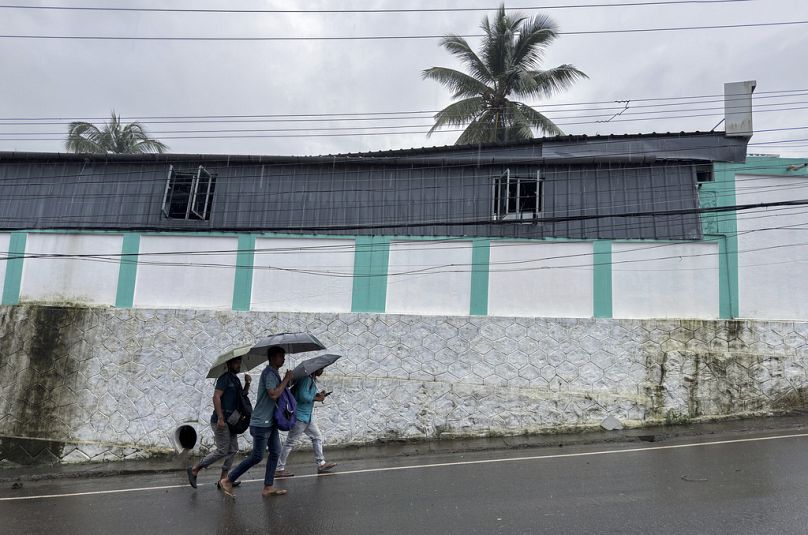 Les gens partent au travail le matin en tenant des parapluies sous la pluie à Kochi, dans l'État du Kerala, en Inde, le mardi 30 juillet 2024.