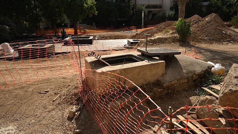 L'aqueduc d'Hadrien est relié par une série de puits d'eau qui s'infiltrent dans la nappe phréatique