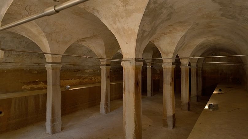 L'aqueduc d'Hadrien coule sur environ 23 km du mont Parnès jusqu'au réservoir d'Hadrien au cœur d'Athènes