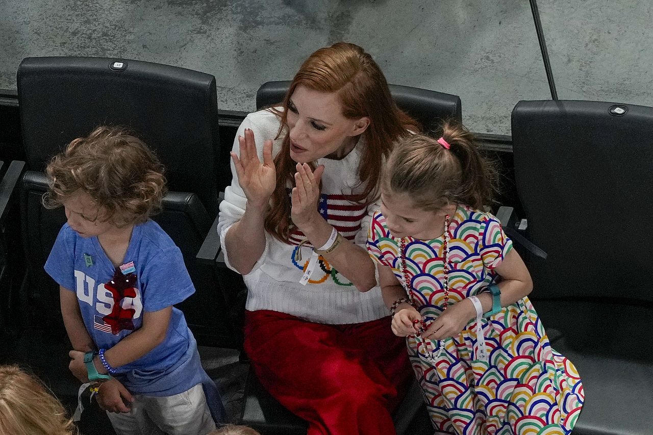 L'actrice Jessica Chastain applaudit lors d'un tour de qualification de gymnastique artistique féminine aux Jeux olympiques d'été de 2024