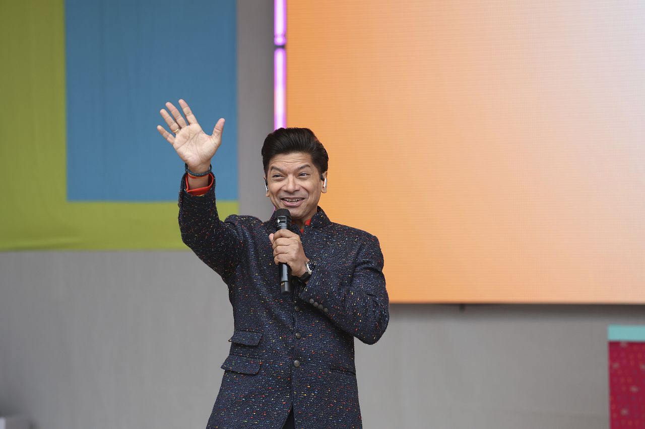 Le chanteur indien Shaan lors de l'inauguration de la Maison indienne aux Jeux olympiques d'été de 2024