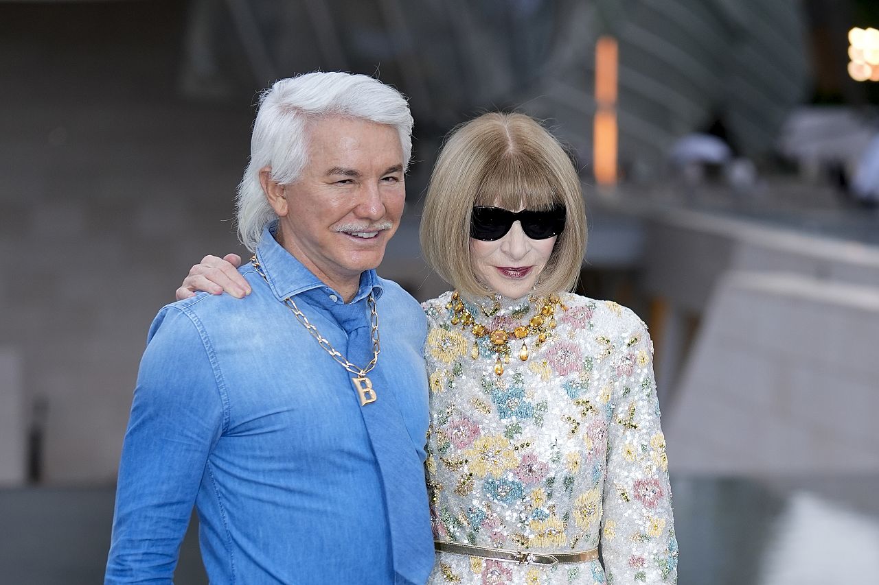 Baz Luhrmann, à gauche, et Anna Wintour à leur arrivée à la Fondation Louis Vuitton à la veille de la cérémonie d'ouverture des Jeux olympiques de Paris, aux Jeux olympiques d'été de 2024