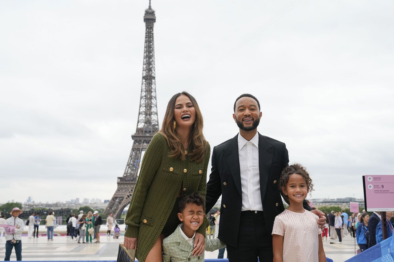 Chrissy Teigen et John Legend arrivent avec leurs enfants, Miles, au premier plan à gauche et Luna à Paris, en France, avant la cérémonie d'ouverture des Jeux olympiques d'été de 2024