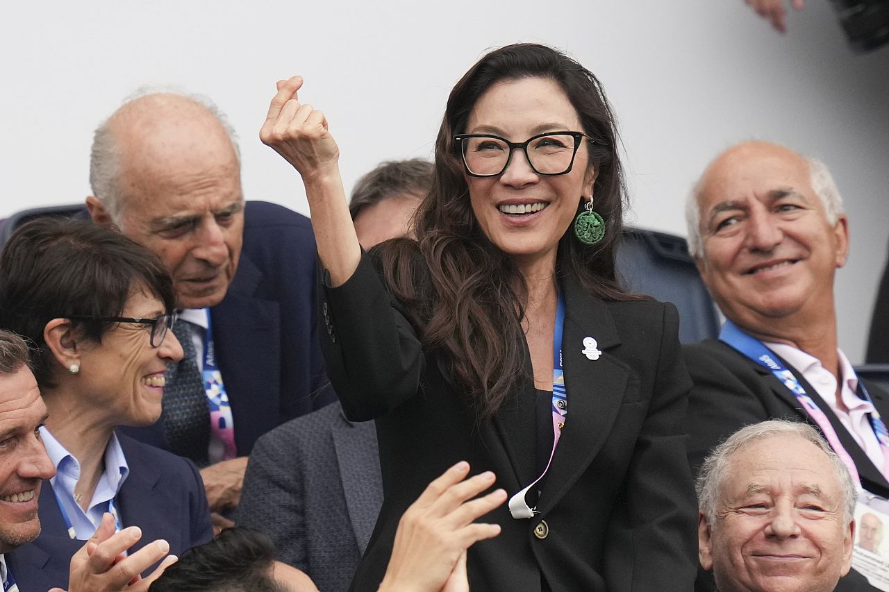   L'actrice oscarisée Michelle Yeoh fait un geste à Paris, en France, lors de la cérémonie d'ouverture des Jeux olympiques d'été de 2024