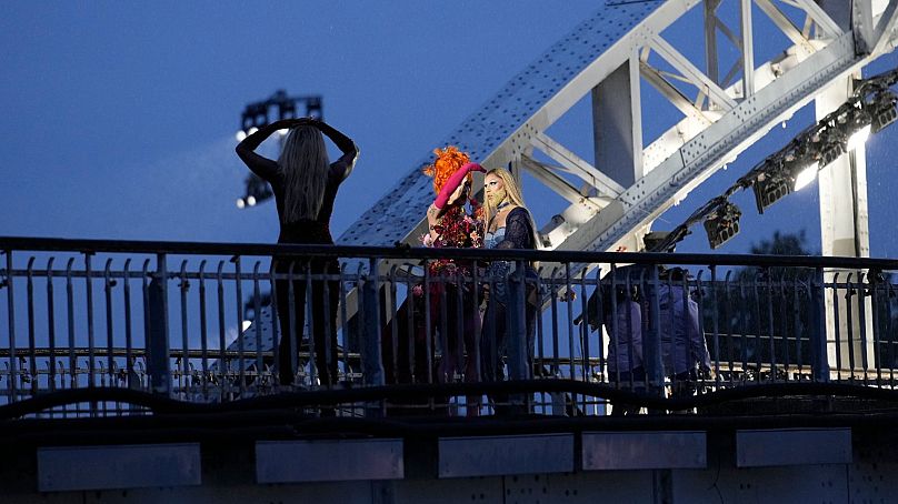 La drag queen Piche se prépare à se produire, au pont Debilly à Paris, lors de la cérémonie d'ouverture des Jeux olympiques d'été de 2024, le vendredi 2 juillet 2024.