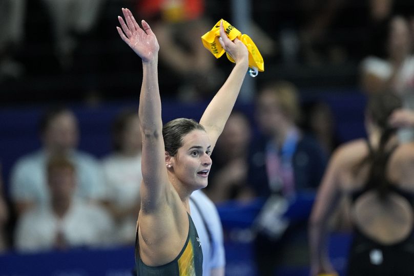 La nageuse australienne Kaylee McKeown célèbre sa victoire au 100 mètres féminin à Paris