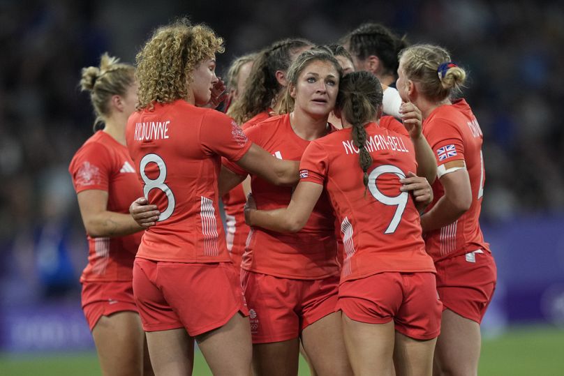 Amy Wilson Hardy, de Grande-Bretagne, au centre, rejoint ses coéquipières dans un rassemblement après avoir perdu leur match de quart de finale de rugby à 7 féminin entre la Grande-Bretagne et les États-Unis