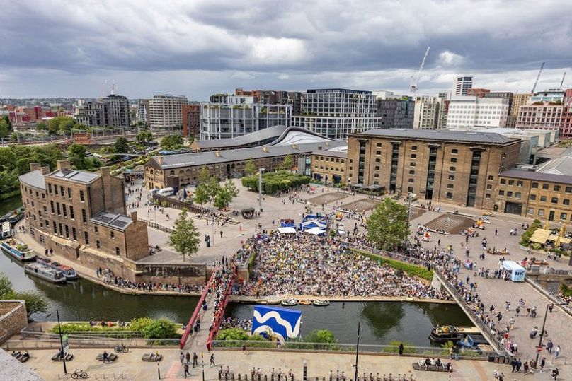 Vue vers le nord sur le canal jusqu'à Granary Square et l'école d'art Central St Martins (à droite) et Coal Drops Yard (à gauche)