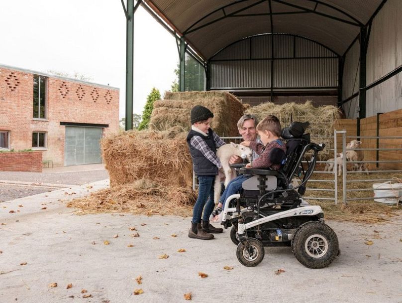 Les visiteurs peuvent rencontrer des animaux de la ferme dans une grange hollandaise restaurée dans la cour de la ferme sud. 