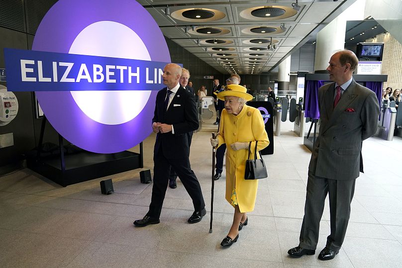 La reine Elizabeth II et le prince Edward de Grande-Bretagne rencontrent le commissaire des transports de Londres, Andy Byford, et le personnel de la gare de Paddington, le 17 mai 2022.